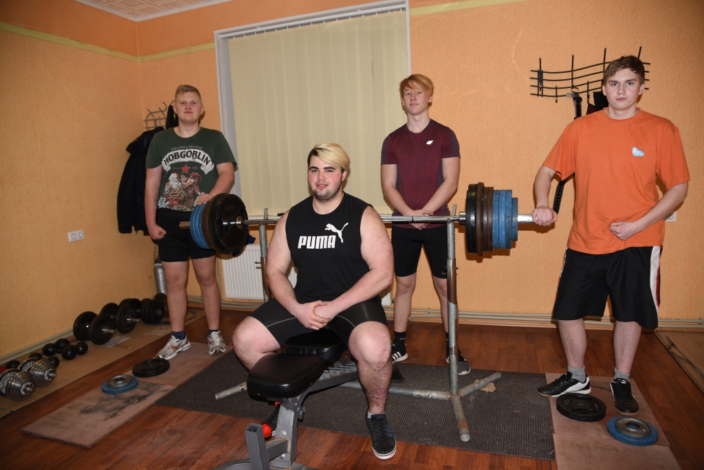 Treniņnodarbībās. Daniels Maižus (no kreisās), Sandis Saškovs, Aleksandrs Kriušovs un Ralfs Rudzis svara stieņus cilā dažādu iemeslu dēļ.
Autors: Uldis Varnevičs