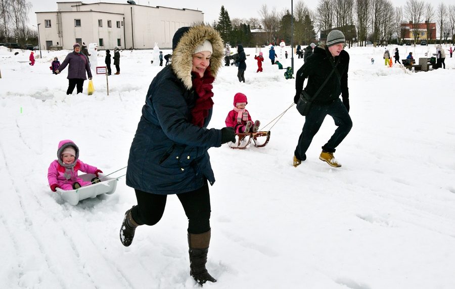 Īslīces pagastā ģimenes sniega priekus sestdien izbaudīja jaunajā parkā. Pirmdien sniega sega Bauskā un apkārtnē uzaugusi vēl biezāka, sasniedzot 22 centimetrus.
Autors: Ivars Bogdanovs