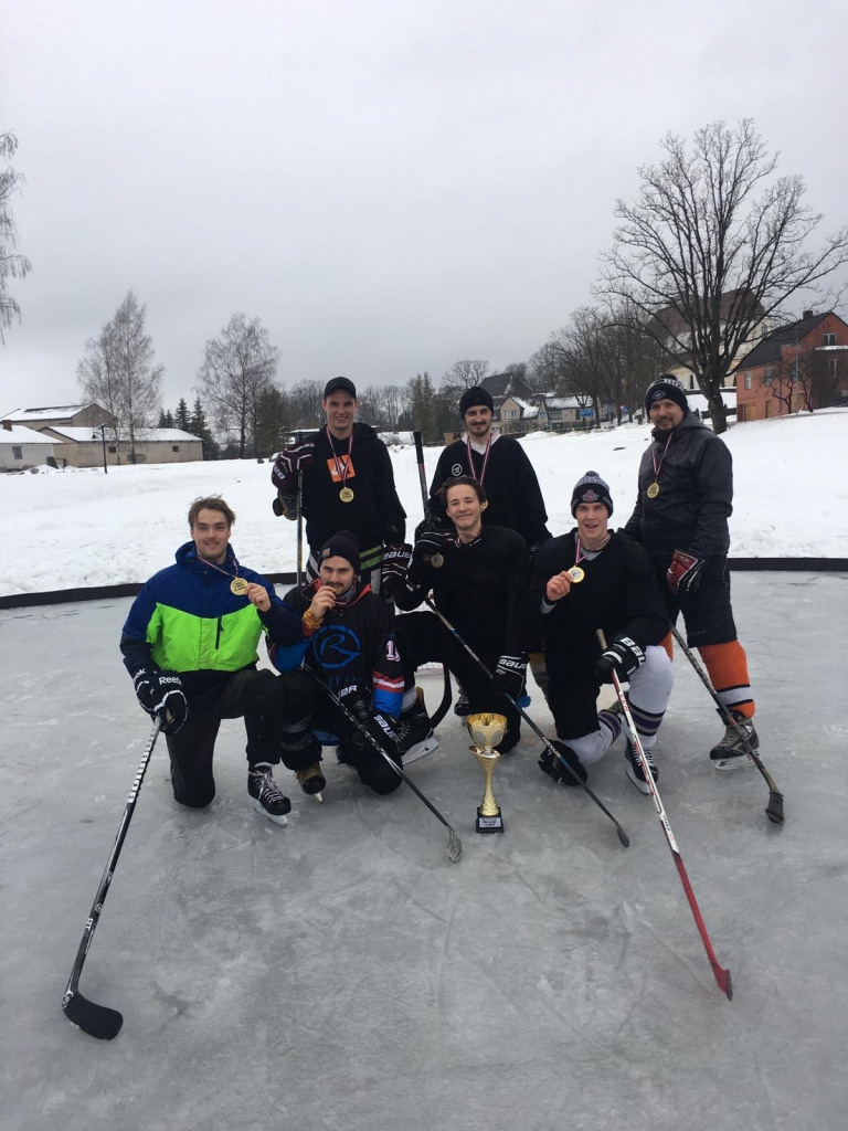 «Saimnieciņi» septiņu komandu konkurencē kļuva par Skaistkalnes pagasta atklātā hokeja turnīra uzvarētājiem.
Autors: No albuma.