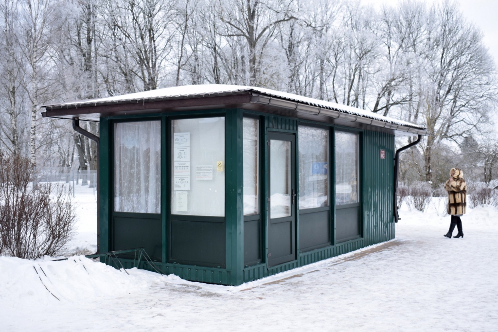 Vecumnieku autoostas stiklotajā paviljonā ir kiosks, ko pašvaldība nodos atlīdzības lietošanā, rīkojot nomas tiesību pārdošanu mutiskā izsolē.
Autors: Žanna Zālīte