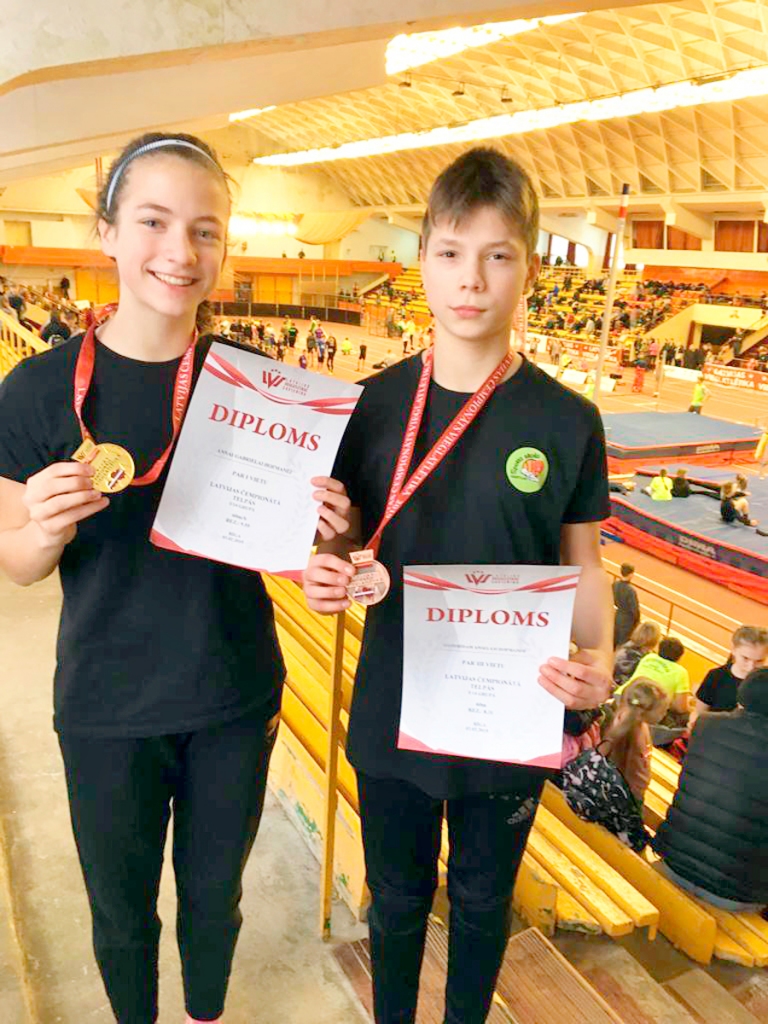 Māsa un brālis – Anna Gabriela Hofmane un Gotfrīds Ansels Hofmanis – rāda izcīnītās medaļas.
Autors: no I. Hofmanes albuma