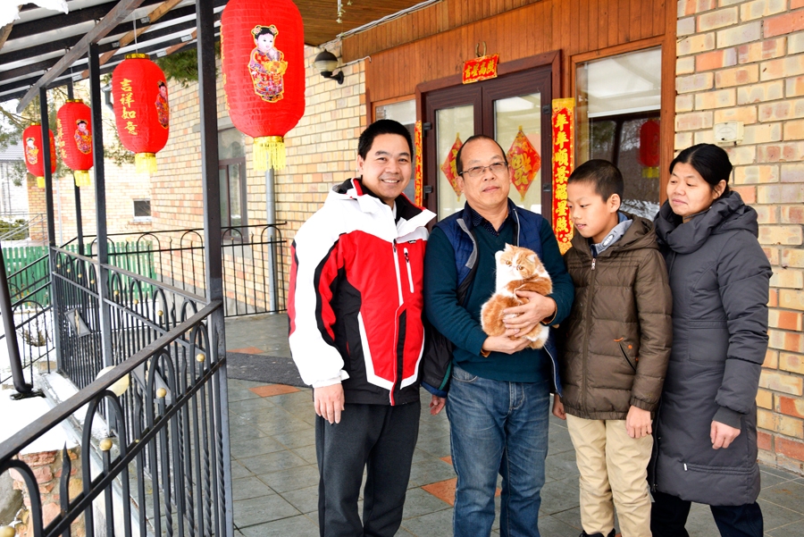 Iecavnieki Dzjiņjui Hu (no labās), Cjiņde Mao un Daokuņs Mao ar Minskā iegādāto kaķenīti un ģimenes draugs Lunšengs Vangs ķīniešu jaunā gada otrajā dienā.
Autors: Ivars Bogdanovs