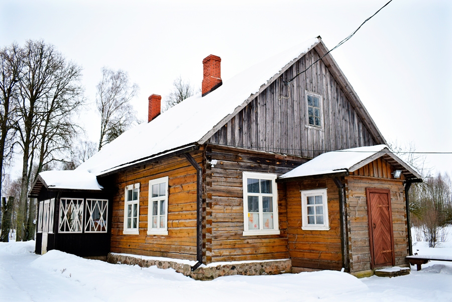 Aktieru Amtmaņu muzejs izvietots ēkā, kas 1985. gadā uzcelta Valles pagastā aktieru Alfreda un Teodora Amtmaņu dzimto māju «Zvanītāju Bukas» vietā tās kādreizējā veidolā.
Autors: Žanna Zālīte