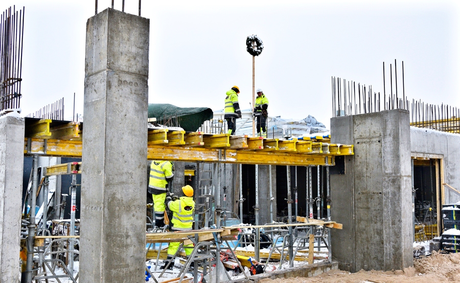 Bauskas topošajā sporta hallē lielākie darbi pašlaik notiek administratīvajā piebūvē, kur gatavo trešā stāva konstrukcijas.
Autors: Ivars Bogdanovs