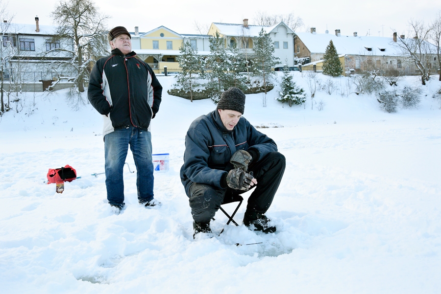 Aleksejs un Aleksandrs Burehini priecājas par brīnišķīgo dienu un atzīst, ka auksti nav ne mirkli. Lai gan nevienu prāvāku eksemplāru Alekseja motilis neinteresēja, taču plinti krūmos copmanis solījās vēl nemest. Pagaidīšot, jo, kas zinot, varbūt laime uzsmaida.
Autors: Ivars Bogdanovs