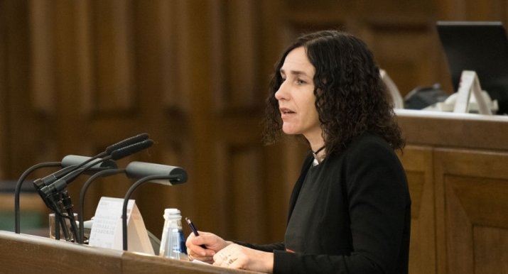 Izglītības un zinātnes ministre Ilga Šuplinska rosinājusi apturēt finansējuma piešķiršanu sporta būvēm, līdzekļus novirzot pedagogu algām.
Autors: apollo.lv