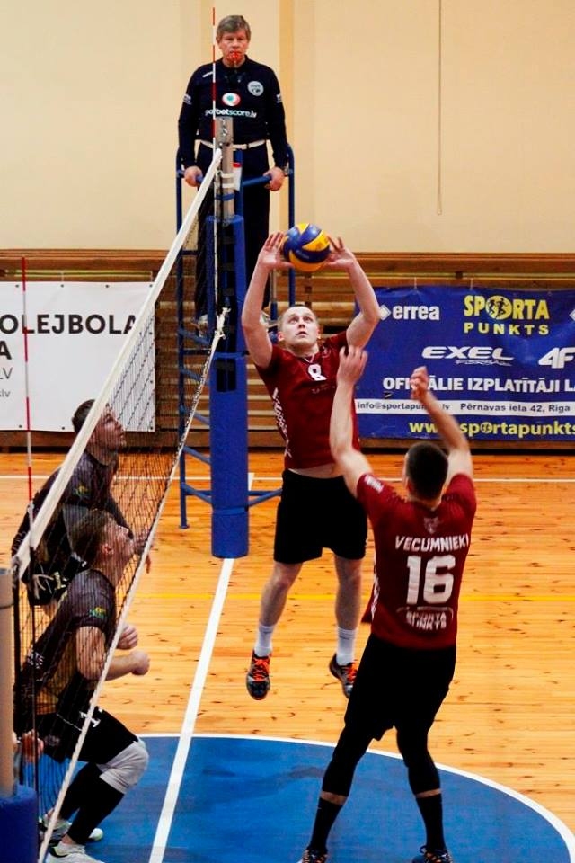 Jānis Zadovskis (8. numurs), ir «Vecumnieku» vienības cēlājs. Rezultatīvi viņš parasti neizceļas, bet realitātē viņš veido spēli laukumā.
Autors: No albuma.