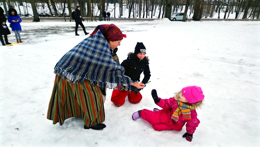 Kristīne Karele, folkloras kopas «Tarkšķi» vadītāja, apbalvo bērnus par dalību sacensībās.
Autors: Indra Vētra