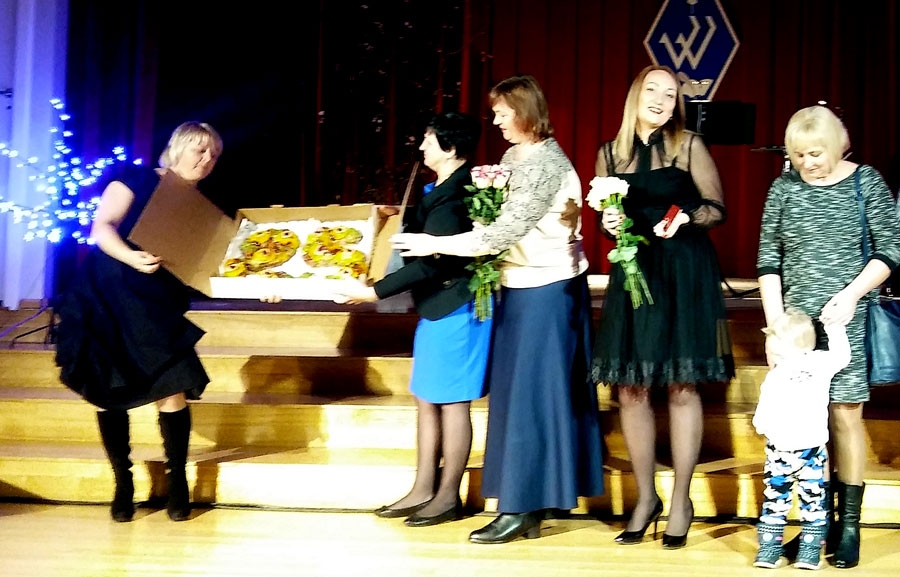 17. izlaiduma absolventi ciemos bija ieradušies ar kliņģeri skaitļa «25» formā, jo viņi skolu beiguši pirms 25 gadiem.
Autors: Irīna Brazauska