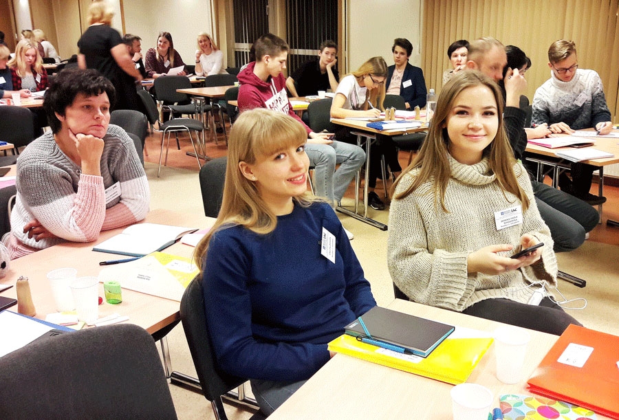 10.a klases audzēknes Monika Paula Šovgeņuka (no labās) un Una Filipoviča projekta seminārā gūst jaunas zināšanas, idejas un prasmes.
Autors: no 2. vidusskolas albuma