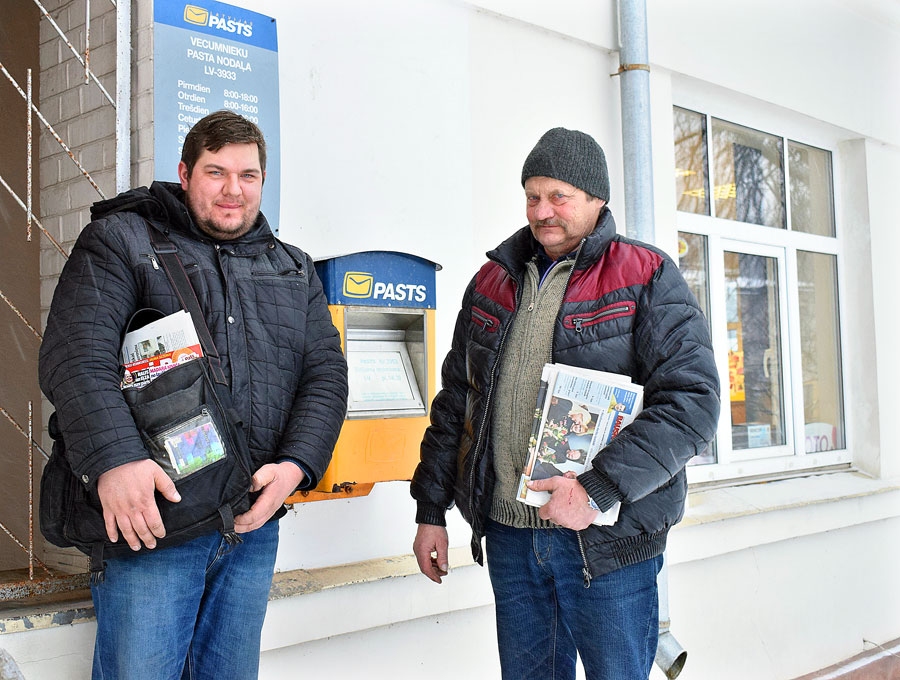 Pastnieki Letkovski – tēvs Juris (no labās) un dēls Ivars –, piepakojuši somu ar avīzēm un žurnāliem, ir gatavi doties ceļā.