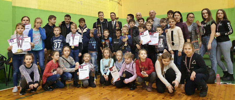 Latvijas skolēnu dambretes sporta spēlēs. Bauskas novada BJSS dambretes komanda.
Autors: no I. Bernātes albuma