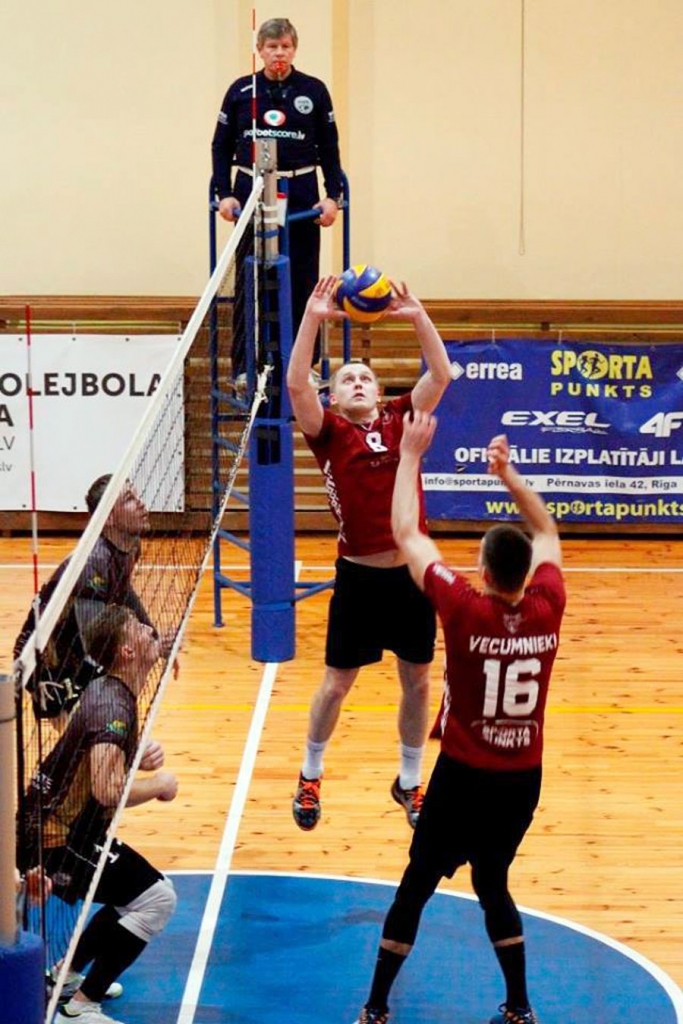 Jānis Zadovskis (ar bumbu), ir «Vecumnieku» vienības cēlājs. Rezultatīvi viņš parasti neizceļas, bet patiesībā viņš veido spēli laukumā.
Autors: no «Vecumnieku» vienības albuma