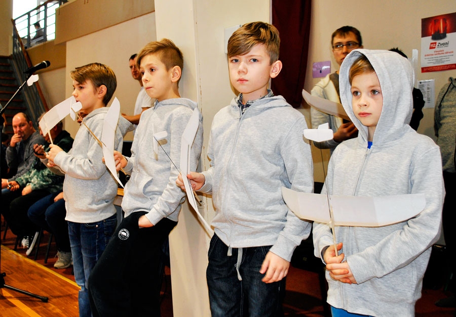 Bārbeles pamatskolas zēnu lidmodelistu komandas pārstāvji. No labās – Miķelis Baltruks, Kristians Bušs, Namejs Dambergs un Toms Zvanītājs. Komandā pavisam bija septiņi dalībnieki.
Autors: Māris Krūmiņš