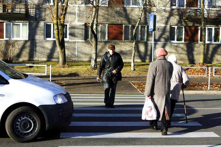 Arī uz gājēju pārejas jāpārliecinās, ka šoferis tevi ir ieraudzījis.
Autors: no lvportals.lv