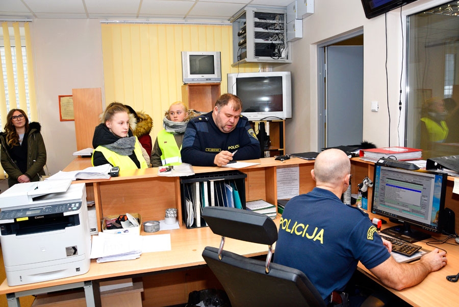 Bauskas policijas iecirkņa dežūrdaļā tikuši Bauskas 2. vidusskolas un Īslīces pamatskolas audzēkņi. Iecirkņa inspektors Guntars Ķēniņš pēta dokumetu, savukārt dežurants Raivo Gruzda saņem izsaukumus.
Autors: Ivars Bogdanovs