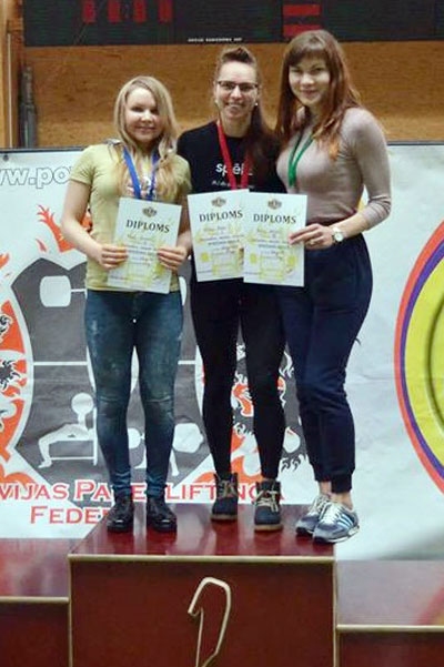 Evita Bole (vidū) uzspieda svaru stieni 122 reizes.
Autors: no organizatoru albuma