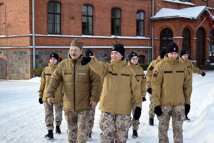 10. klases audzēkņi kopā ar skolotāju Gunāru Puziņu praktiskajās nodarbībās veic apvidus novērošanu.
Autors: Žanna Zālīte