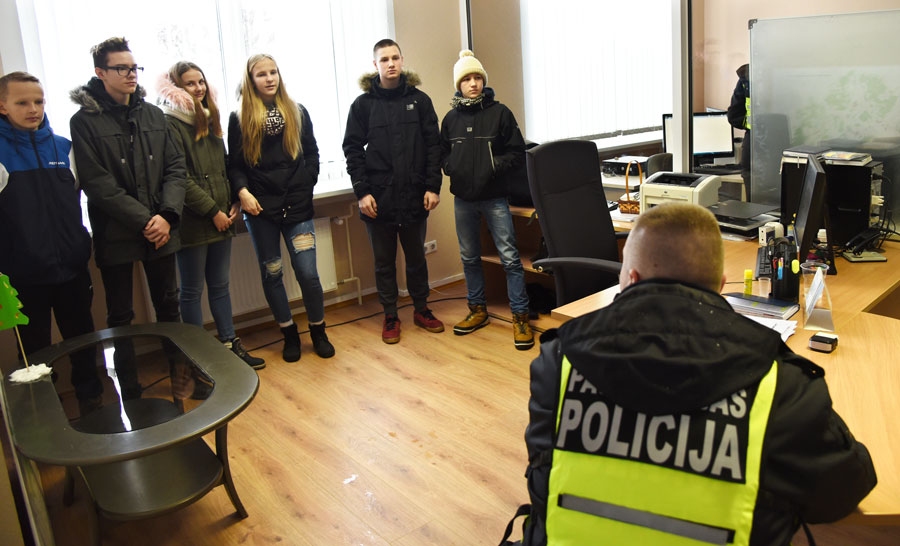 Pilsētas izglītības iestāžu jaunieši iepazīst Bauskas pašvaldības policijas darbu.
Autors: Uldis Varnevičs
