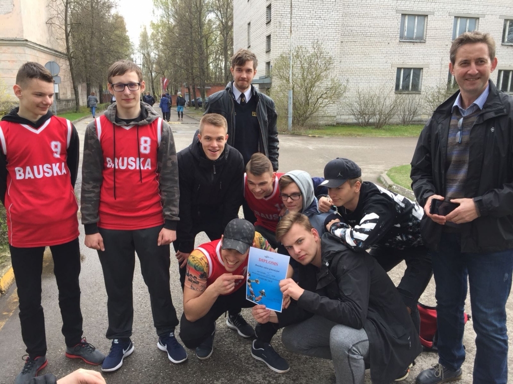 Bauskas valsts ģimnāzijas komanda «Devītais vilnis» ieguva pirmo vietu Latvijas jūrniecības konkursā «Enkurs 2018». Puiši kopā ar skolas direktoru Raimondu Žabovu (no labās).
Autors: no komandas arhīva.