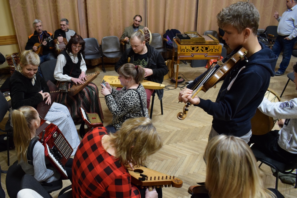 Muzikantu meistarklases dalībnieki pacietīgi apguva interesējošā instrumenta spēli.
Autors: Žanna Zālīte