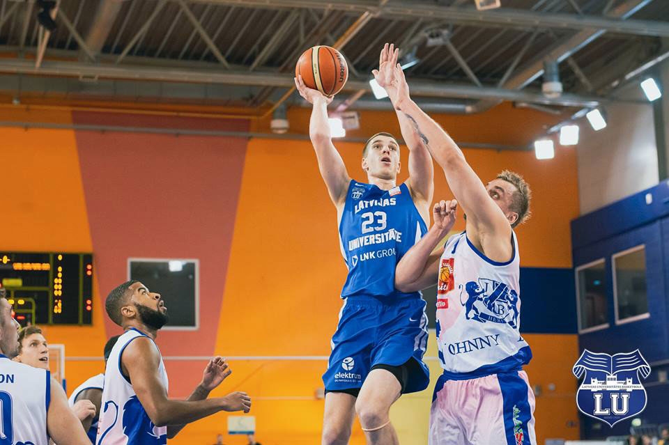 Linards Jaunzems (23. numurs) šosezon ir viens no labākajiem «Olybet» Latvijas-Igaunijas Basketbola līgas spēlētājiem.
Autors: no «Latvijas Universitātes» albuma