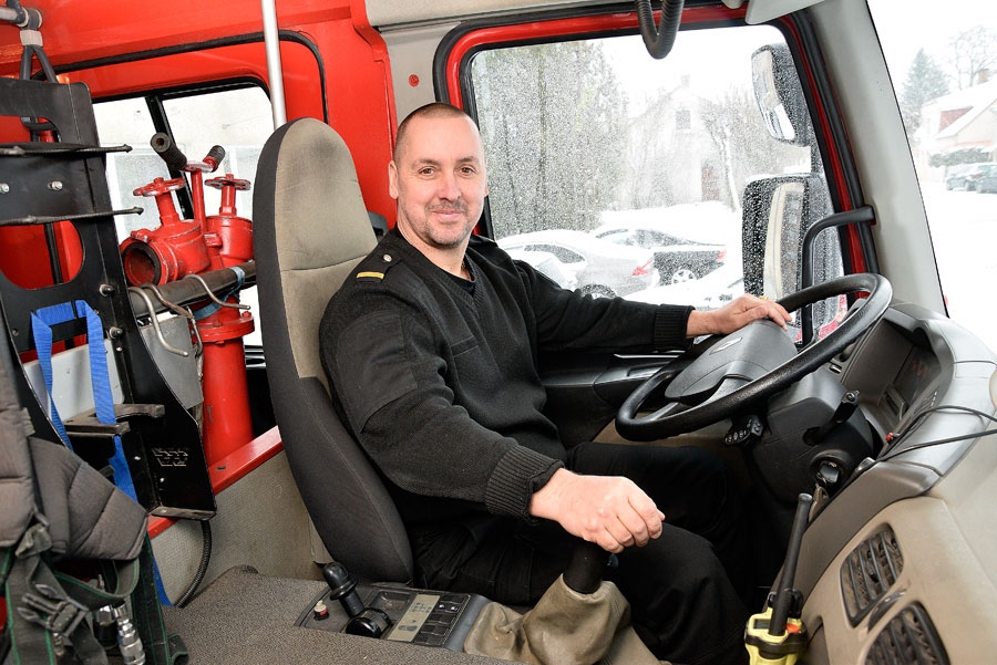 Armands Naglāzs, demonstrējot auto – savu «pavadoni» ikdienas darba ceļos.
Autors: Ivars Bogdanovs
