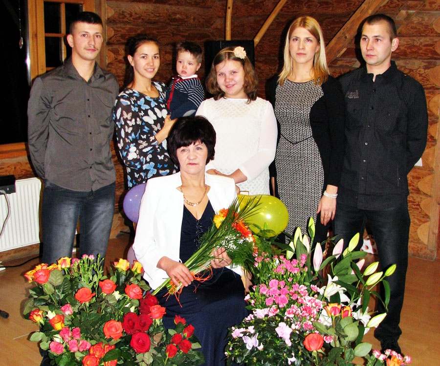 50 gadu jubilejā Tamāra Fratovčana kopā ar bērniem: (no kreisās) Valērijs, Tatjana ar dēliņu Uldi, Arta un dvīņi Liene un Edgars.
Autors: Ivars Bogdanovs