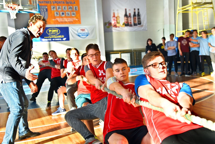 Bauskas Valsts ģimnāzijas komanda uzvarēja konkursa «Enkurs» Bauskas posma atlasē. Savus puišus atbalsta skolas direktors Raimonds Žabovs (no kreisās).
Autors: Uldis Varnevičs