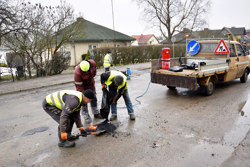 «Vides servisa» darbinieki labo dziļākās bedres Salātu ielā.
Autors: Ivars Bogdanovs