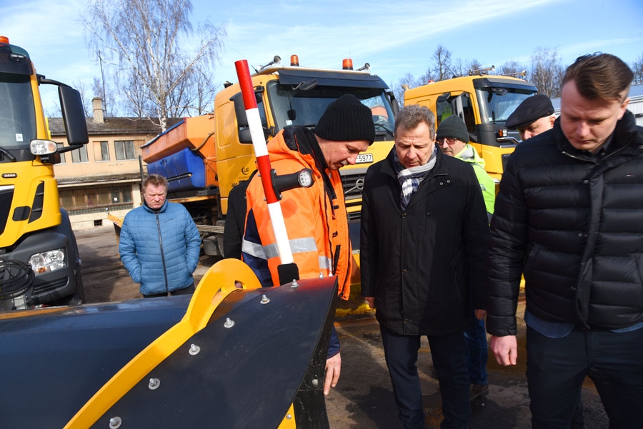 AS «Latvijas Autoceļu uzturētājs» vadība un speciālisti ceturtdien Bauskā interesentus iepazīstināja ar uzņēmuma darbu specifiku un apjomu.
Autors: Uldis Varnevičs