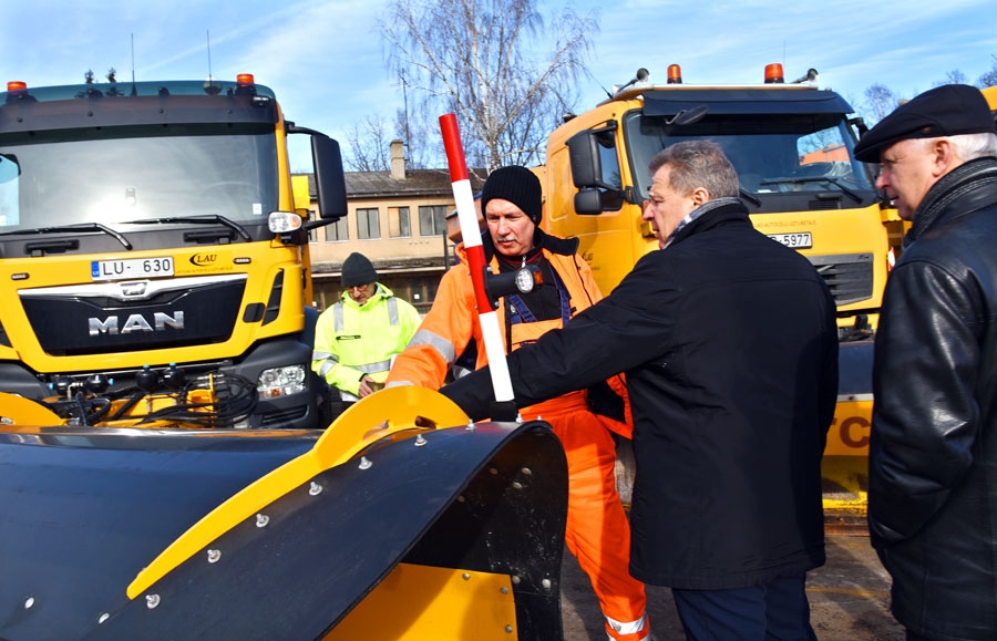 Modris Līdaka (oranžajā jakā) iepazīstina semināra dalībniekus ar Bauskas nodaļas jaunāko tehniku.
Autors: Uldis Varnevičs