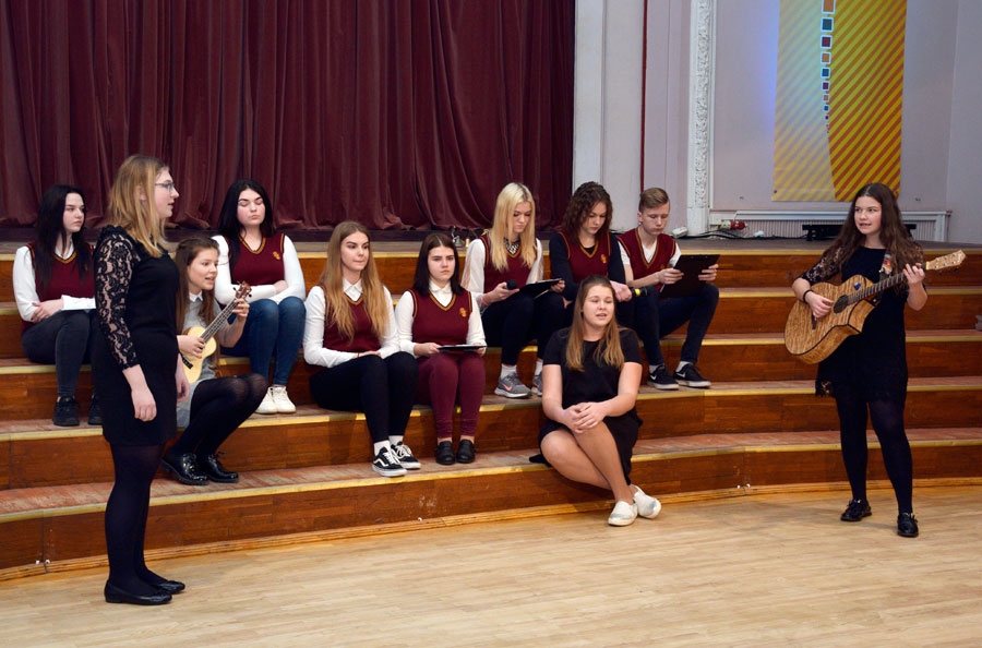 Bauskas Valsts ģimnāzijas audzēkņi iepazīstina ar izpētīto Jāņa Sarmas dzīvē un daiļradē.
Autors: Ivars Bogdanovs