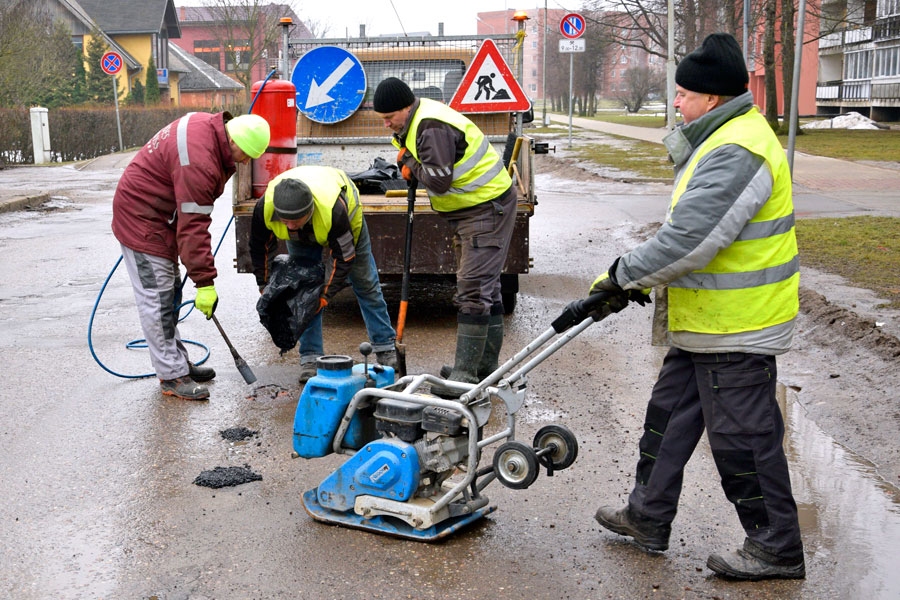 SIA «Vides serviss» darbinieki remontē dziļākās bedres Salātu ielā Bauskā.
Autors: Ivars Bogdanovs
