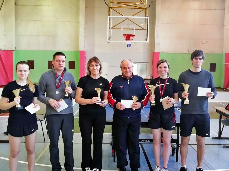 Kopvērtējuma pirmais trijnieks sporta centra «Mēmele» kausa izcīņā galda tenisā – Daniela Kučinska (no kreisās), Kaspars Tabors, Lidija Martinkena, Valērijs Bobrovņikovs, Ieva Mazjāne un Aleksandrs Šutka.
Autors: Inga Ūbele