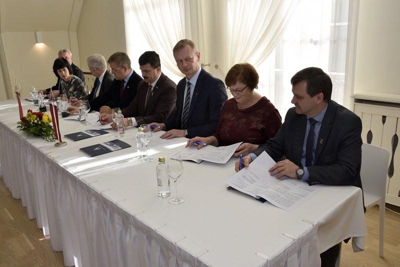 Līgumu par sadarbību pierobežas apceļošanas projektā «Iepazīsti kaimiņus Zemgalē!» 22.februārī paraksta astoņu pašvaldību vadītāji: Vecumnieku novada domes priekšsēdētājs Guntis Kalniņš (no labās), Rundāles novada domes priekšsēdētāja vietniece Inta Klīve, Iecavas novada domes priekšsēdētājs Aivars Mačeks, Bauskas novada domes priekšsēdētājs Arnolds Jātnieks, Biržu rajona pašvaldības mērs Valdemārs Vaļkūns, Pasvales rajona pašvaldības vadītājs Gintauts Gegužinsks, Jonišķu rajona pašvaldības mēra vietniece Vaida Aleknavičiene un Pakrojas rajona pašvaldības mērs Sauļus Gegiecks.
Autors: Ivars Bogdanovs
