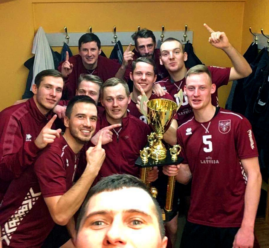 Vecumnieku vienības volejbolisti priecājas par izcīnīto kausu.
Autors: no Vecumnieku komandas albuma