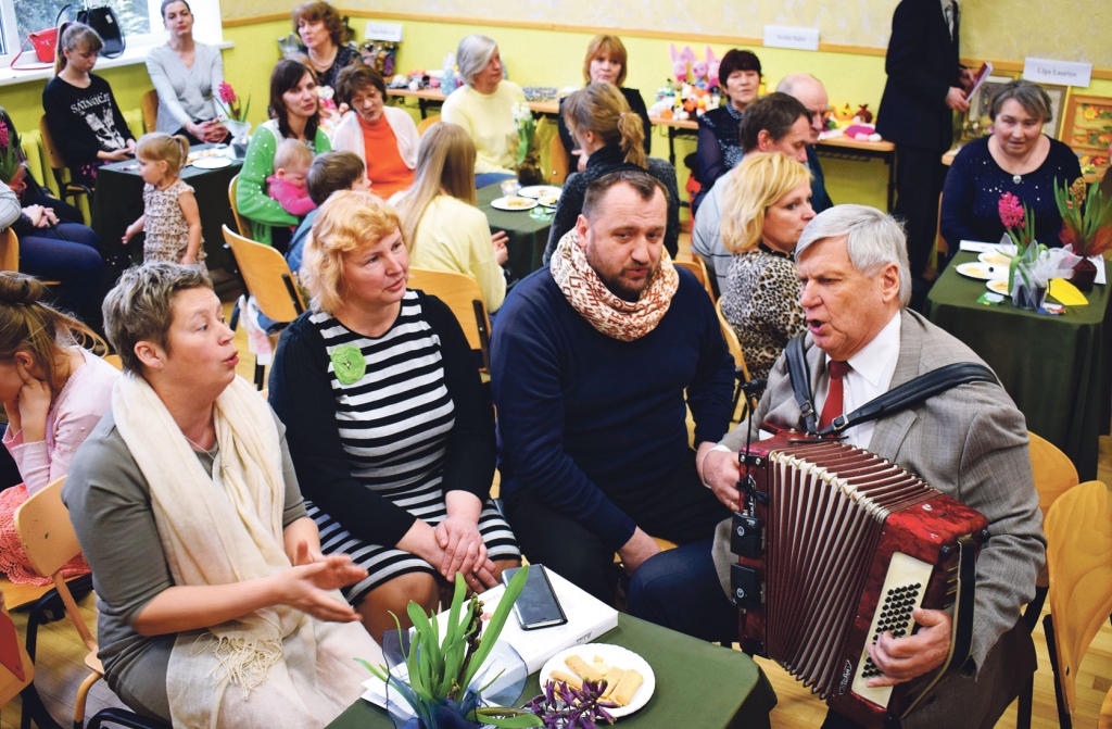 Sarīkojums Stelpē izskanēja ar latviešu tautas dziesmu «Pie Dieviņa gari galdi». To izpildot, mākslinieks Jānis Ļūmanis rada vietu pie katoļu priestera Andreja Mediņa galdiņa, kur sēdēja arī Bārbeles zēnu pamatskolas direktore Ilona Blūma (no kreisās) un mācītāja kursabiedre, sociālā pedagoģe Ilva Rumbeniece.