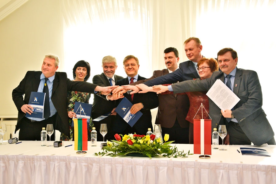 Līgumu par sadarbību pierobežas apceļošanas projektā «Iepazīsti kaimiņus Zemgalē!» 22. februārī parakstīja astoņu pašvaldību vadītāji: Vecumnieku novada domes priekšsēdētājs Guntis Kalniņš (no labās), Rundāles novada domes priekšsēdētāja vietniece Inta Klīve, Iecavas novada domes priekšsēdētājs Aivars Mačeks, Bauskas novada domes priekšsēdētājs Arnolds Jātnieks, Biržu rajona pašvaldības mērs Valdemārs Vaļkūns, Pasvales rajona pašvaldības vadītājs Gintauts Gegužinsks, Jonišķu rajona pašvaldības mēra vietniece Vaida Aleknavičiene un Pakrojas rajona pašvaldības mērs Sauļus Gegiecks.
Autors: Ivars Bogdanovs