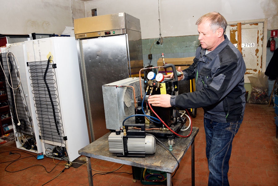 Aukstumiekārtu remontu meistars Juris Jakupcevičs cenšas veikt iespējami īsākā laikā.
Autors: Ivars Bogdanovs
