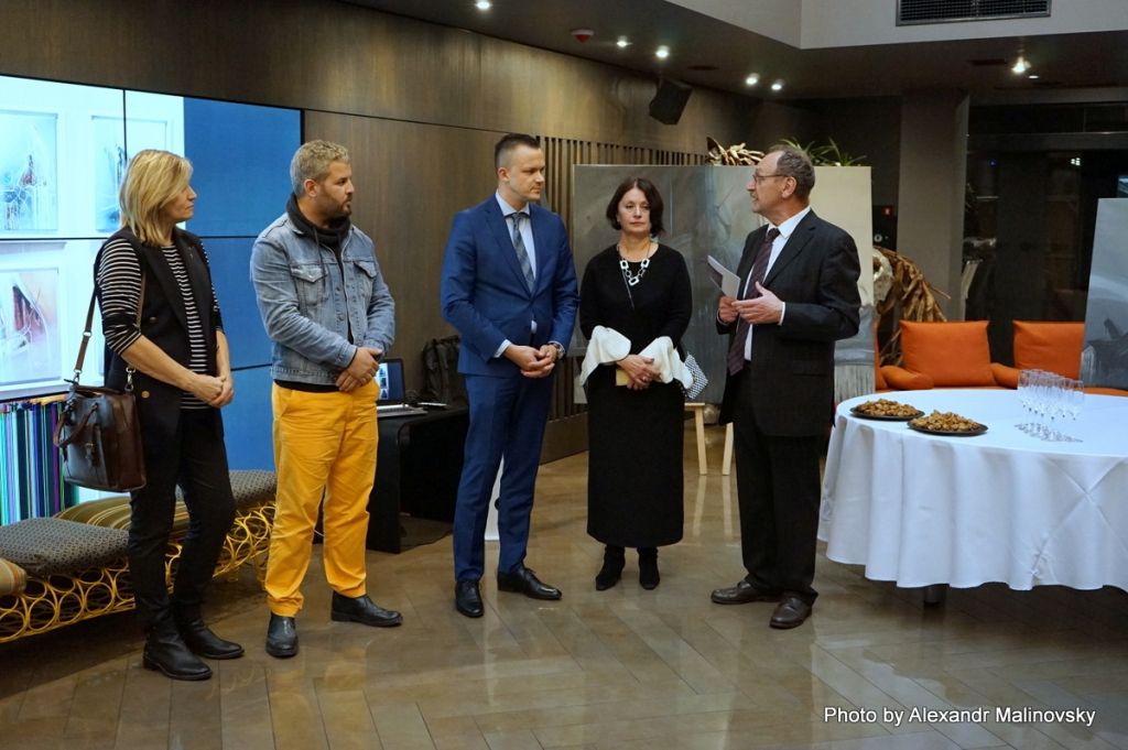 Hasena Drisi izstādes atklāšanā viesnīcas «Pullman Old Town» izstāžu zālē; gleznotājs – attēlā otrais no kreisās.
Autors: Aleksandrs Maļinovskis