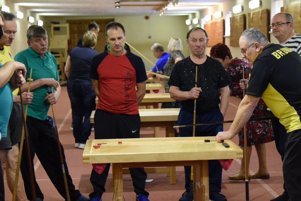 Eduards Lauks (vidū no kreisās) un Staņislavs Bednarčiks Īslīces pagastam izcīnīja uzvaru novusā.
Autors: Uldis Varnevičs
