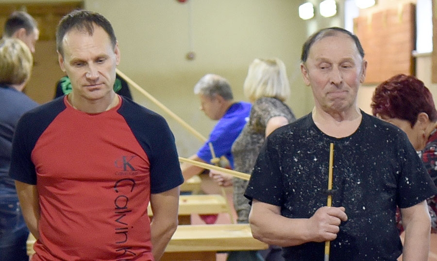 Novusisti Eduards Lauks (no kreisās) un Staņislavs Bednarčiks Īslīces pagastam izcīnīja uzvaru novusā.
Autors: Uldis Varnevičs