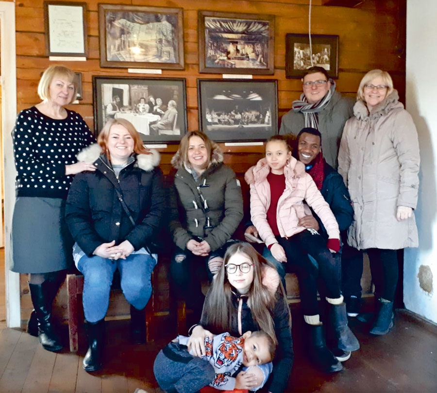 Kampu un Burkānu ģimene no Anglijas kopā ar aktieru Amtmaņu muzeja vadītāju Daci Annu Zvaigzni (no kreisās) un Annas Burkānes meitu Anitu Kampu (no labās), kura dzīvo Vallē.
Autors: no albuma