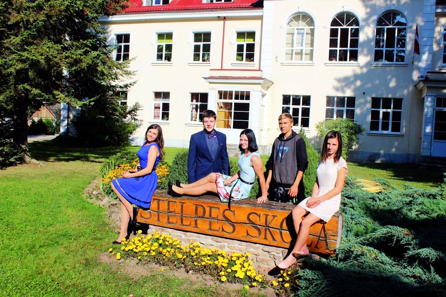 Stelpes pamatskolas 9. klases audzēkņi mācību gada sākumā.
Autors: no klases albuma