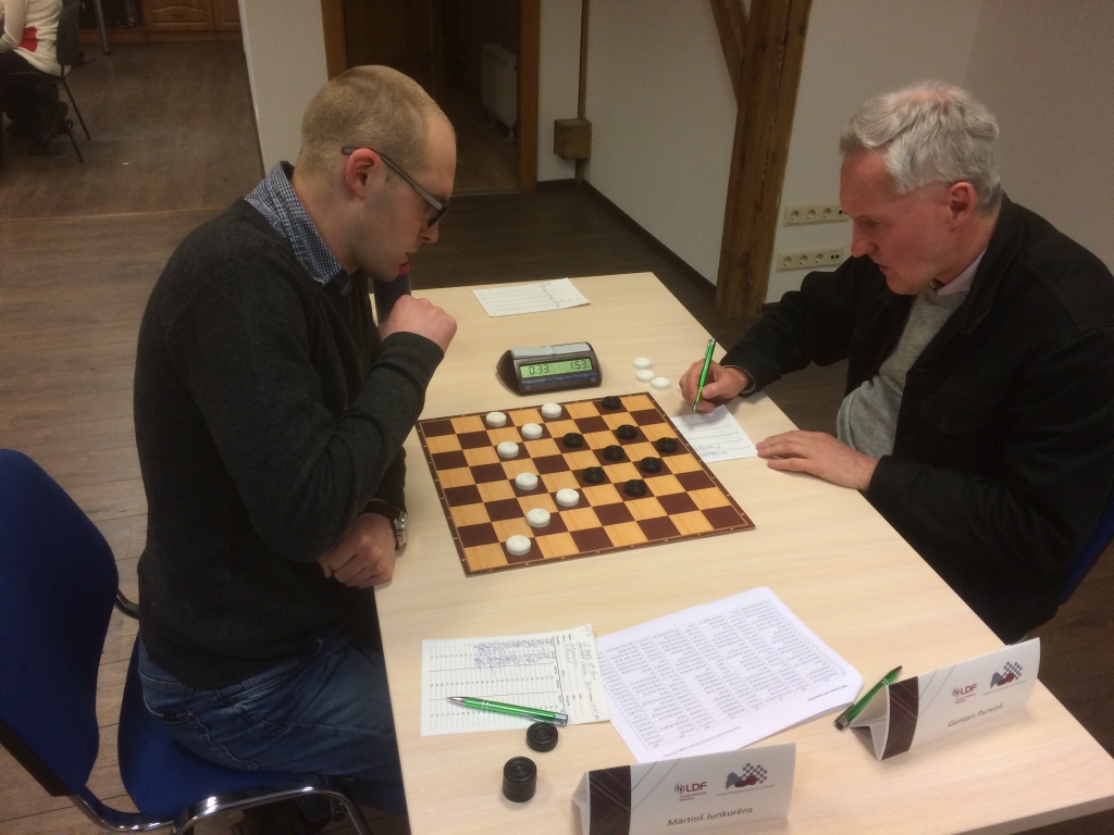 Mārtiņš Junkurēns (no kreisās) mačā ar Guntaru Purviņu.