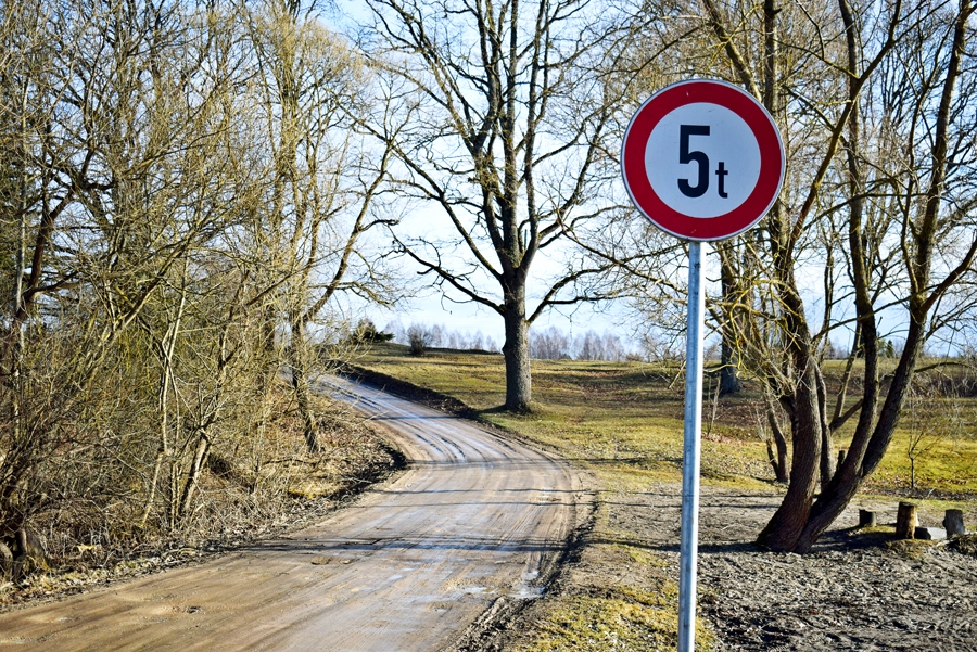 Ceļa zīme, kas aizliedz braukt transport¬līdzekļiem, kuru kopējā faktiskā masa pārsniedz 5 t, izvietota uz autoceļa Zvirgzde–Dumpji Vecumnieku pagastā.
Autors: Žanna Zālīte