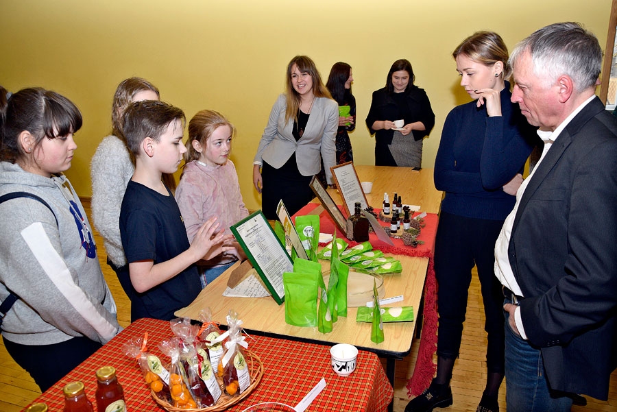 5. klases apvienotā komanda «HADALAPA» prezentē vannas šampanieša pulveri.