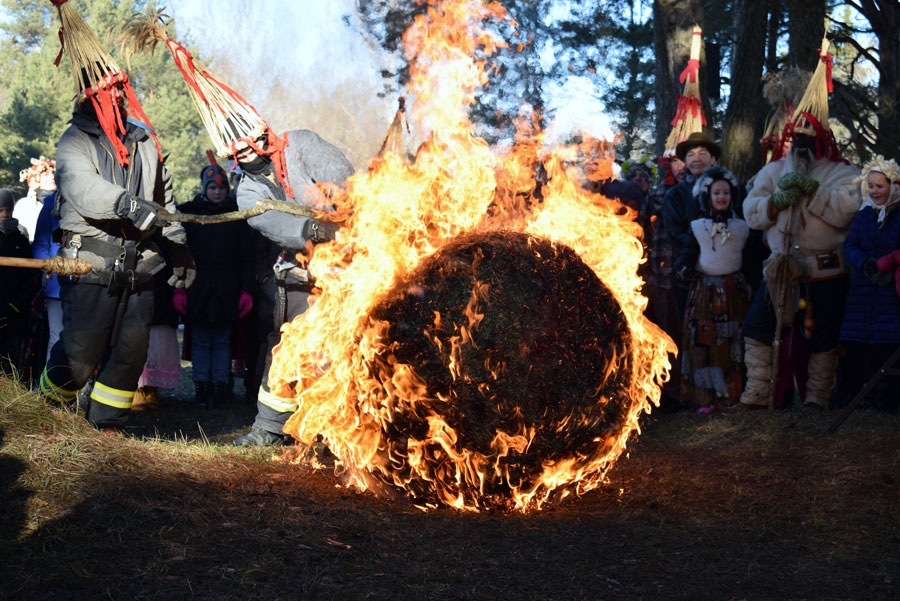 Salmu bumba simbolizē sauli. Meteņos tā tiek aizdedzināta un noripināta no kalna, tādējādi raidot prom ziemu un modinot zemi pavasarim. Tā jāmodina arī mūsu prāti, atverot tos viedokļu un dzīves uzskatu dažādībai un mierīgai līdzāspastāvēšanai.
Autors: Žanna Zālīte