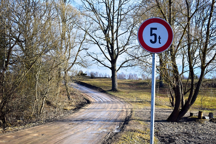 Ceļa zīme, kas aizliedz braukt transport­līdzekļiem, kuru kopējā faktiskā masa pārsniedz 5 t, izvietota uz autoceļa Zvirgzde–Dumpji Vecumnieku pagastā.
Autors: Žanna Zālīte